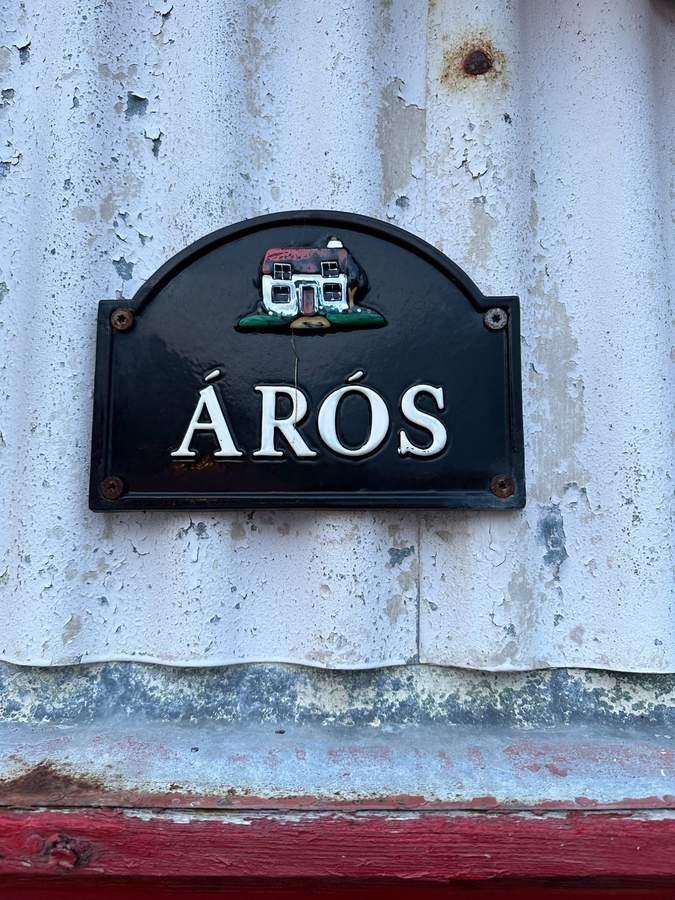 Árós nameplate